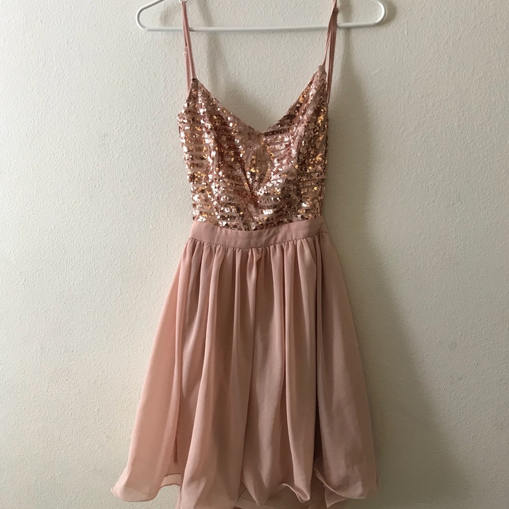 ✨ NWOT Beautiful Gold & Mauve Sequin Party Dress ✨